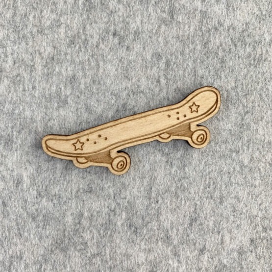 Une broche en bois skate