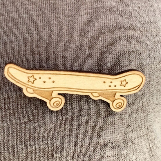 Broche En Bois - Skate - Les Petites Hirondelles