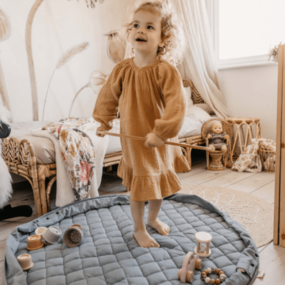 un tapis d'éveil en coton biologique bleu, ambiance