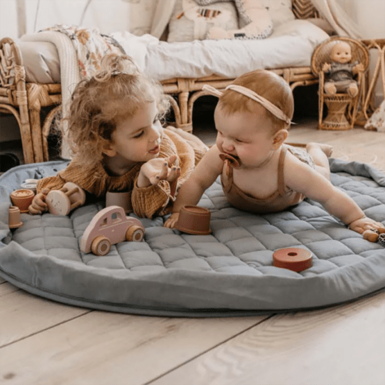 un tapis d'éveil en coton biologique bleu, ambiance