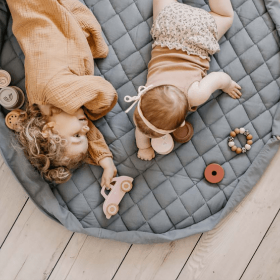 un tapis d'éveil en coton biologique bleu, ambiance