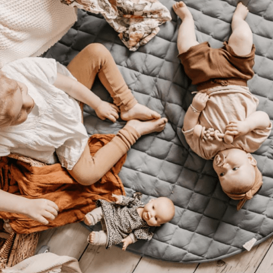 un tapis d'éveil en coton biologique bleu, ambiance