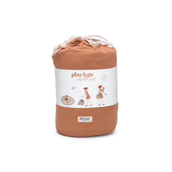 un play and go marron fauve, vue de face sur fond blanc