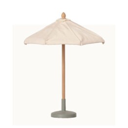 Avec ce grand parasol, vos souris Maileg seront à l'abris du soleil. Elles pourront se reposer à l'ombre !