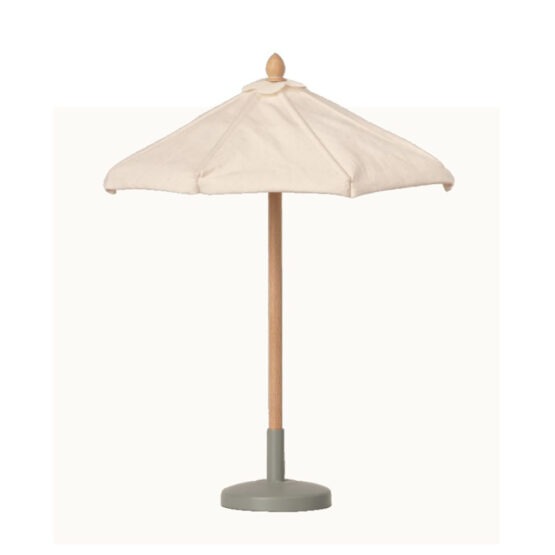 Avec ce grand parasol, vos souris Maileg seront à l'abris du soleil. Elles pourront se reposer à l'ombre !