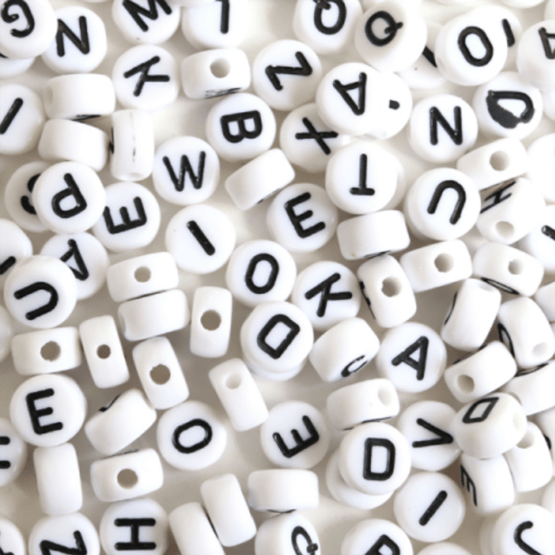 pot de perles lettres blanc et noir la petite épicerie détail perles