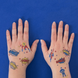 tatouages éphémères super héros my little day photo mains enfants sur fonds bleu