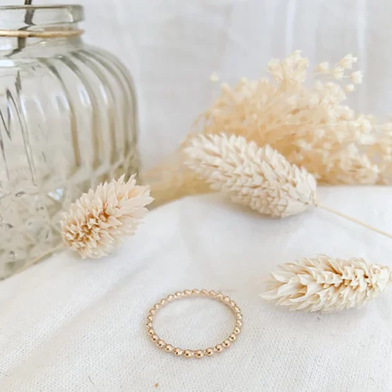 La bague Edgar de chez Léa et moi est à la fois fine et élégante, pourvue de petites boules le long de l'anneau doré ambianc