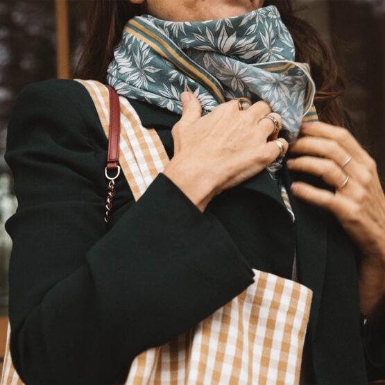 un foulard au joli motif palma Céladon, porté