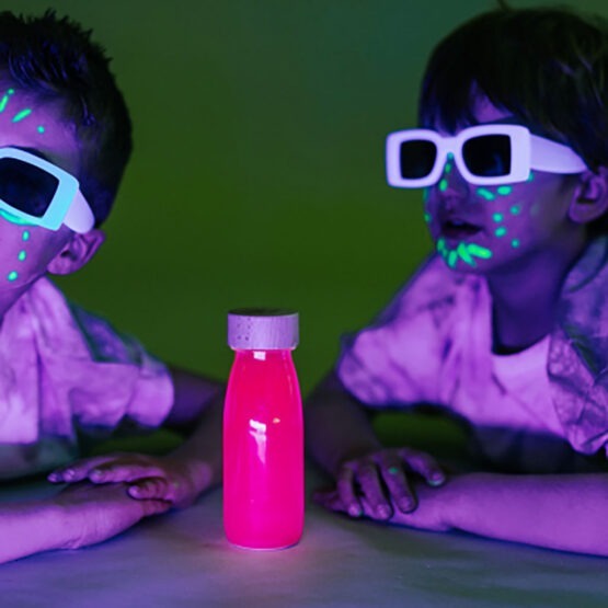 bouteille sensorielle rose fluo qui brille dans le noir petit boum photo avec 2 enfants