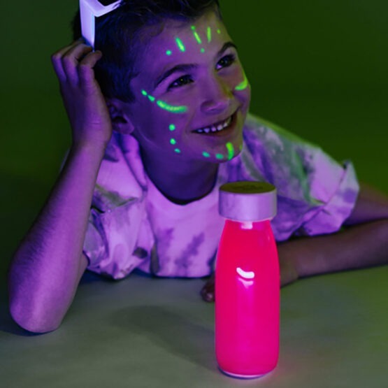 bouteille sensorielle rose fluo petit boum qui brille dans le noir photo avec petite fille