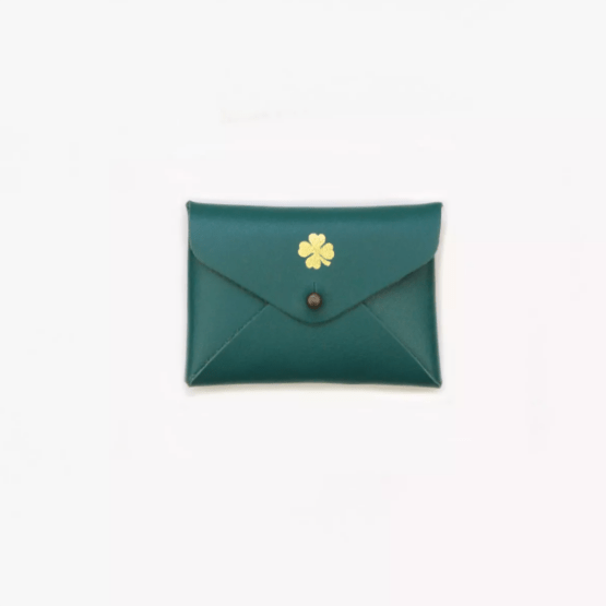 mini pochette en cuir trèfle teal barnabé aime le café sur fond blanc