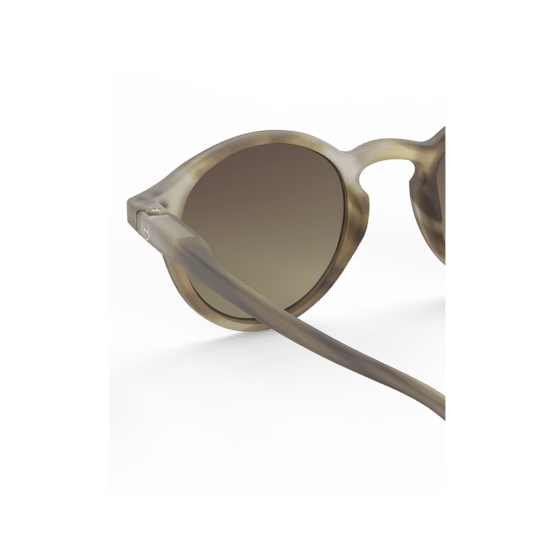 lunettes de soleil junior 5-10 ans smoky brown izipizi détail branche sur fond blanc