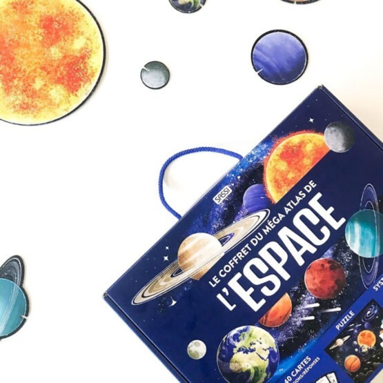 coffret du méga atlas de l'espace sassi décor planètes sur fond blanc