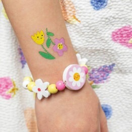 mon kit bijoux enfant fleurs la petite épicerie bracelet porté par petite fille