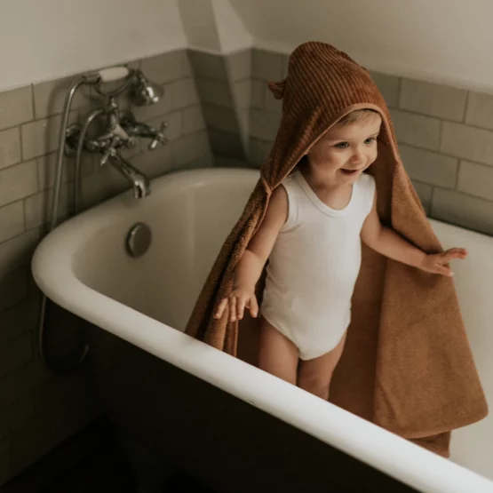 Cape de bain en velours camel mise en situation