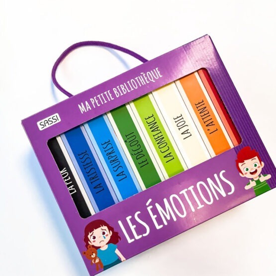 un coffret "ma petite bibliothèque" sur es émotions primaires Sassi, vue de face sur fond blanc