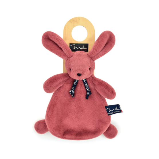 un doudou lapin plat bois de rose Maïlou, vue de face sur fond blanc