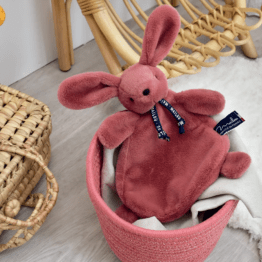 un doudou lapin plat bois de rose Maïlou, ambiance