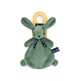 un doudou lapin plat dorlotin vert fougère Maïlou, vue de face sur fond blanc