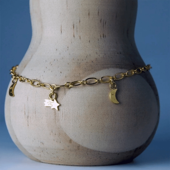 un bracelet charms lune et étoiles filantes Adorabili, ambiance