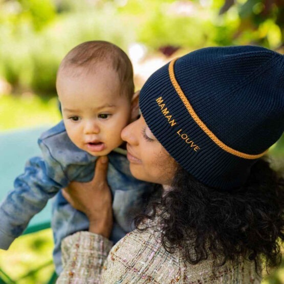 un bonnet "Maman Louve" bleu marine Chamaye, porté