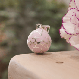 un bola de grossesse glamour parme de Saïly, vue de face sur un décor