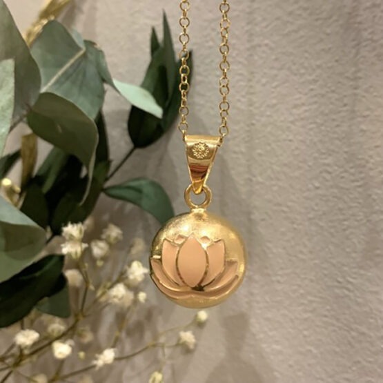 un bola de grossesse fleur de lotus émaillé dépoli avec sa jolie couleur beige nude en plaqué orde Saïly, ambiance