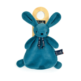 doudou plat lapin dorlotin bleu minéral maïlou sur fond blanc