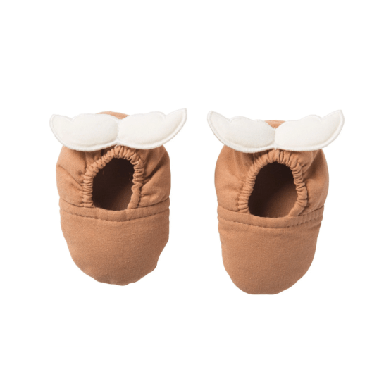 Une paire de chaussons bébé cassonade avec des ailes d'anges BB&Co, vue de face sur fond blanc