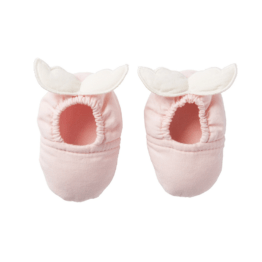 Une paire de chaussons bébé rose blush avec des ailes d'anges BB&Co, vue de face sur fond blanc