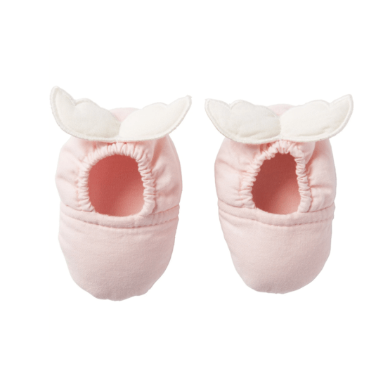 Une paire de chaussons bébé rose blush avec des ailes d'anges BB&Co, vue de face sur fond blanc