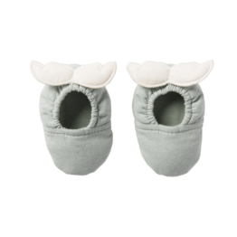 Une paire de chaussons bébé vert de gris avec des ailes d'anges BB&Co, vue de face sur fond blanc