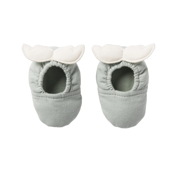 Une paire de chaussons bébé vert de gris avec des ailes d'anges BB&Co, vue de face sur fond blanc