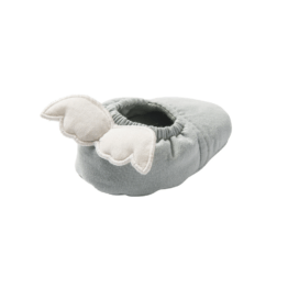 Une paire de chaussons bébé vert de gris avec des ailes d'anges BB&Co, vue de derrière sur fond blanc