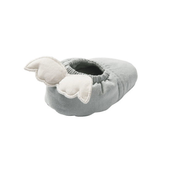 Une paire de chaussons bébé vert de gris avec des ailes d'anges BB&Co, vue de derrière sur fond blanc