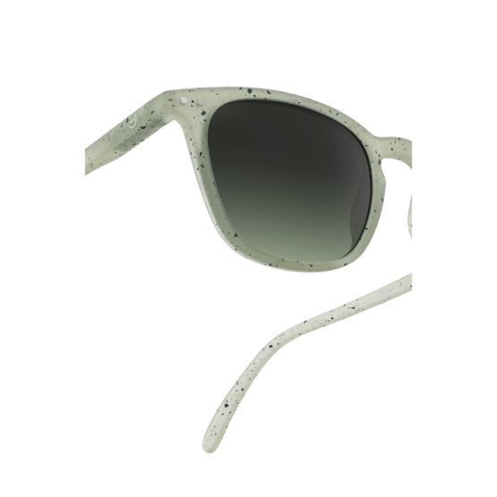 Ces lunettes de soleil junior #E "dyed green" ont un design original et tendance ainsi que des branches flex.