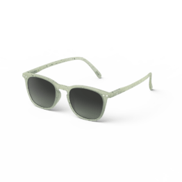 Ces lunettes de soleil junior #E "dyed green" ont un design original et tendance ainsi que des branches flex.