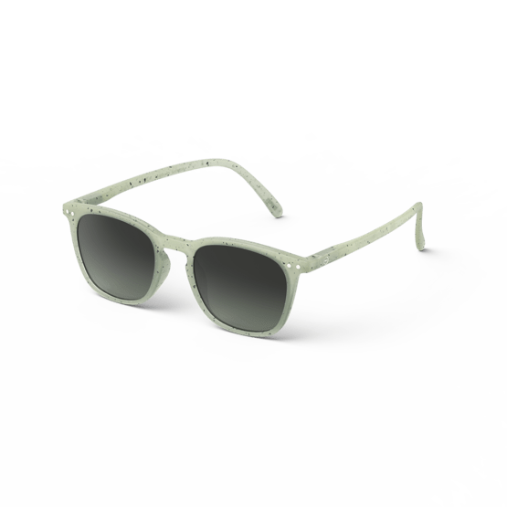 Ces lunettes de soleil junior #E "dyed green" ont un design original et tendance ainsi que des branches flex.