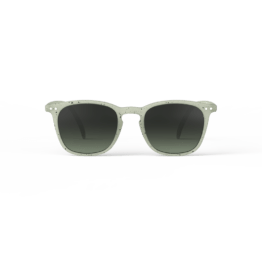 Ces lunettes de soleil junior #E "dyed green" ont un design original et tendance ainsi que des branches flex.