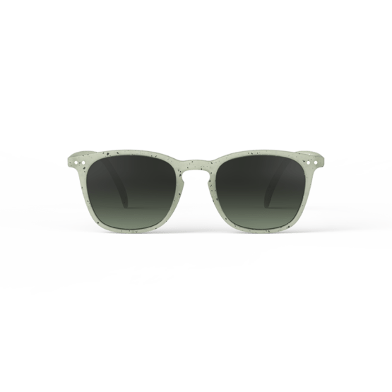 Ces lunettes de soleil junior #E "dyed green" ont un design original et tendance ainsi que des branches flex.