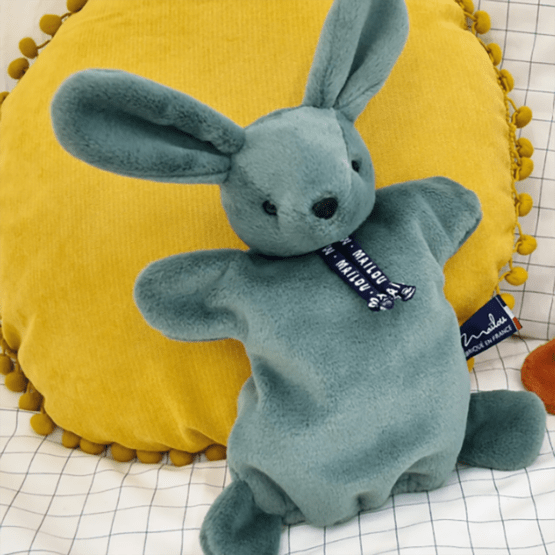 une marionnette lapin vert Maïloun, ambiance