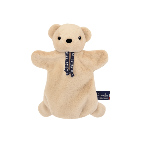 une marionnette ours beige Maïlou, vue de face sur fond blanc