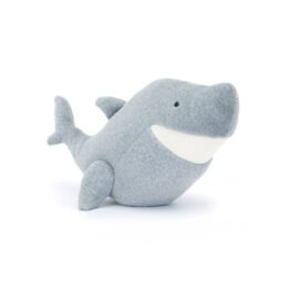 un doudou requin Jellycat, vue de face sur fond blanc