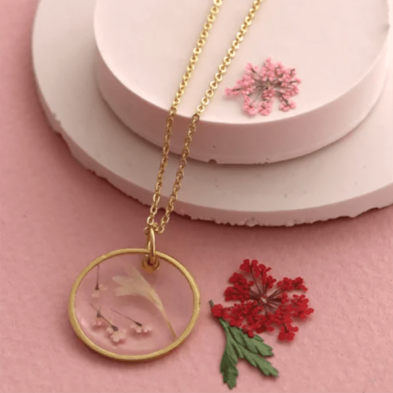 diy mes pendentifs fleuris en résine la petite épicerie photo bijoux