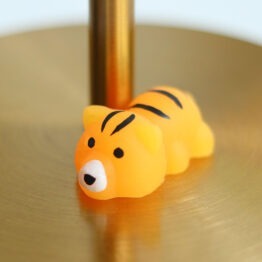 mini squishy tigre la petite épicerie sur surface doré