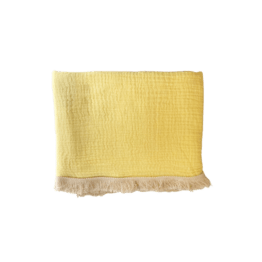 Cette serviette de plage fouta de couleur jaune est l'indispensable à avoir pour vos journées plage !