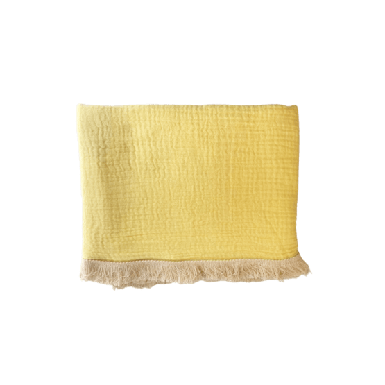 Cette serviette de plage fouta de couleur jaune est l'indispensable à avoir pour vos journées plage !