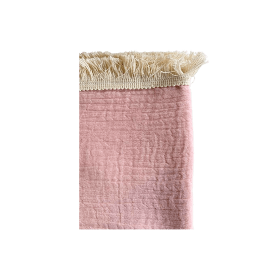 Cette serviette de plage fouta de couleur rose est l'indispensable à avoir pour vos journées plage !