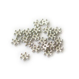 un lot de 20 perles heishi fleurs argentées, vue de face sur fond blanc